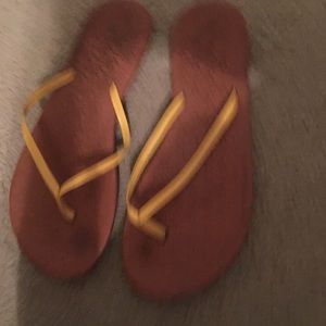 Vineyard vines flip flops